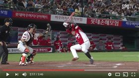 ▲KIA虎打者羅志完遭到觸身球，與樂天巨人捕手姜珉鎬衝突。（圖／截自韓國媒體）