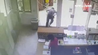 擦太乾淨？男撞消防隊門　玻璃瞬間爆