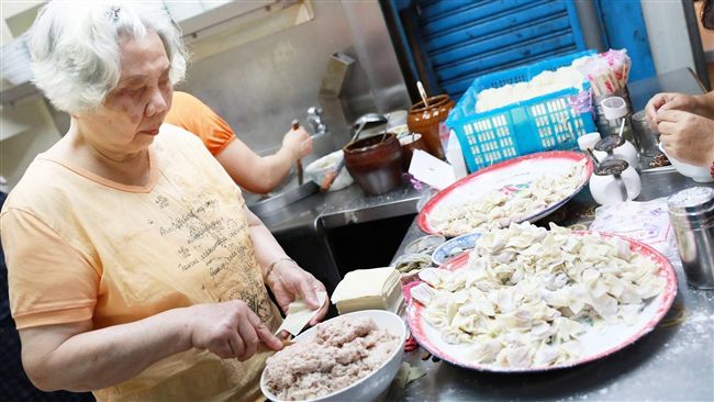 8旬嬤賣餛飩麵　十年積蓄捐救護車