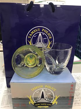 林清泉與清水巖祖師廟人員特別致贈POLO衫、休閒帽及玻璃杯給辛苦的警察同仁。（圖／翻攝畫面）