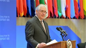 美國國務卿提勒森（Rex Tillerson）
https://www.flickr.com/photos/iip-photo-archive/32790975853/in/photolist-RXCjGD-VxLYrV-Sjgujk-SWGspG-SNpMWZ-SNTs5E-SZ55xJ-SZ55Fj-SNpN4n-RLMU8e-TsKNwF-SWGfkb-T7XxYb-SKXxR9-T7Xy5