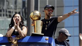 勇士隊封王大遊行Curry帶妻小出席。（圖／美聯社／達志影像）