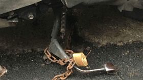 佔車位出奇招，竟然把機車跟水溝蓋鎖一起。（圖／翻攝自爆料公社）