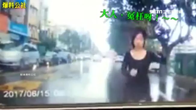 女助跑撲引擎蓋　「猛磕頭」駕駛嚇傻