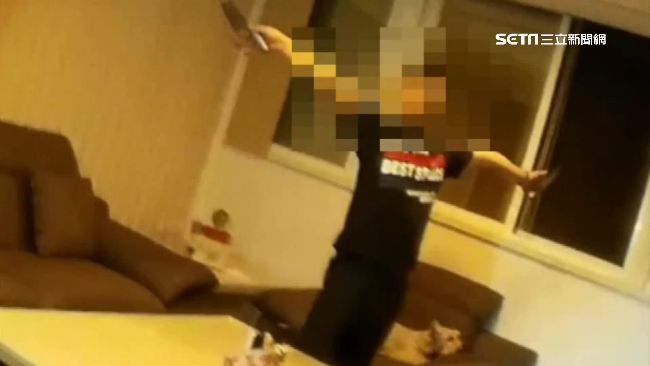 不給錢試試看！男子揮雙刀恐嚇家人