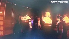 大安警方接獲報案，指出敦化南路一段酒吧有10多名青少年聚集，隨即出動快打部隊到場，並在車內搜出各式刀械、狼牙棒及信號彈等違禁品（翻攝畫面）