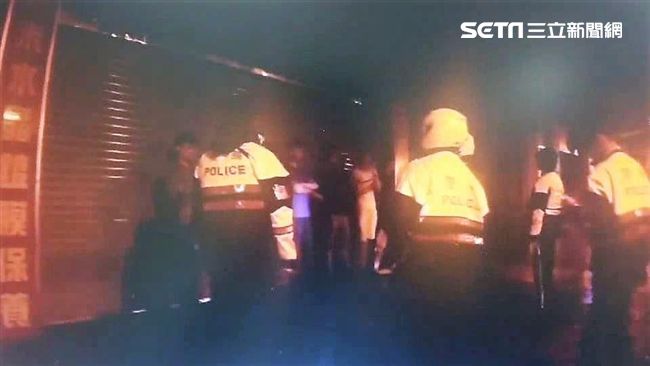 屁孩深夜群聚酒吧前　警搜車赫見刀械