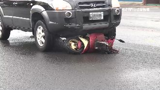 轎車撞機車！6旬姊妹花雙載被撞飛