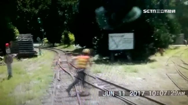 工人恍神闖鐵軌　阿里山小火車叭醒他
