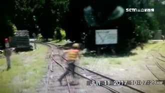 工人恍神闖鐵軌　阿里山小火車叭醒他