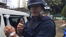 澳洲記者，哈維，Adam Harvey，中彈（圖／翻攝自推特）