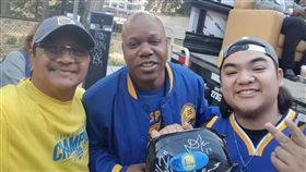 Ronnie參加勇士隊封王遊行 （圖／翻攝自Ronnie • GSWToaster推特）