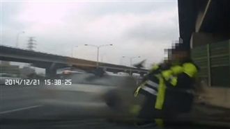 恐怖！國道警遭撞飛　驚險畫面首曝光