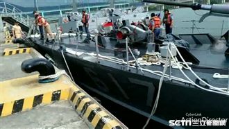 軍艦靠泊速度快　海軍驚傳「撞艦」