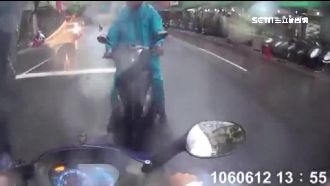 「指揮哥」騎車載孕妻　遭逆向車撞倒