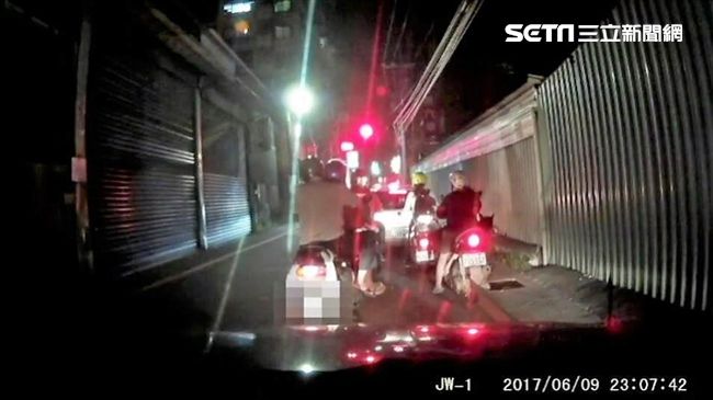 老夫老妻曬恩愛　警揪醉男酒後騎車