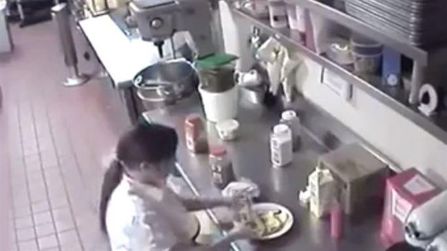 女服務生熱狗塞私處　特別加料再送餐