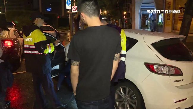 凌晨聚眾疑尋仇　警搜車驚見大量武器
