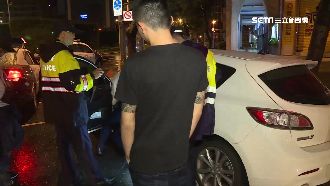 凌晨聚眾疑尋仇　警搜車驚見大量武器