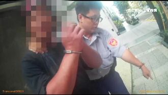 躲避追緝竟巧遇警察　拜託哥爆笑落網