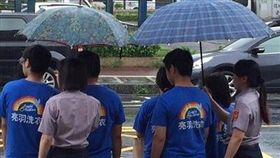 女警替身心障礙者撐傘／龜山生活通臉書