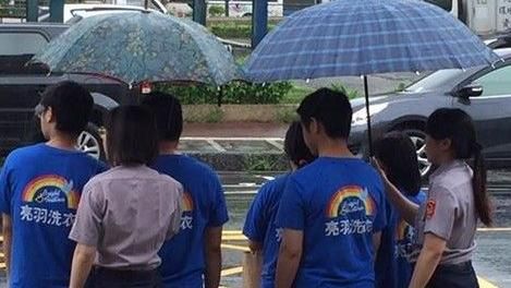 2女警幫憨兒撐傘　被讚台灣最美風景
