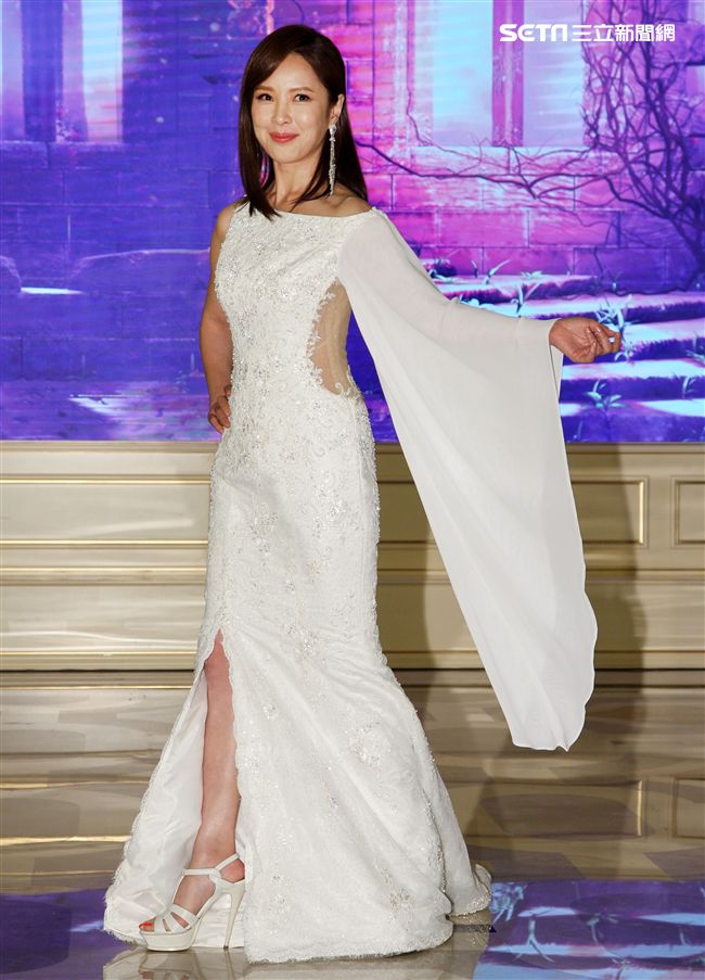 天心性感演繹華麗優雅高定禮服襯托下，盡顯高雅撫妹風情，完美曲線增添時尚亮點。（記者邱榮吉/攝影）