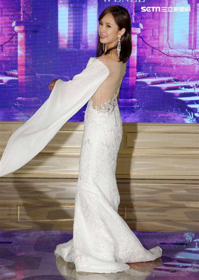 天心性感演繹華麗優雅高定禮服襯托下，盡顯高雅撫妹風情，完美曲線增添時尚亮點。（記者邱榮吉/攝影）