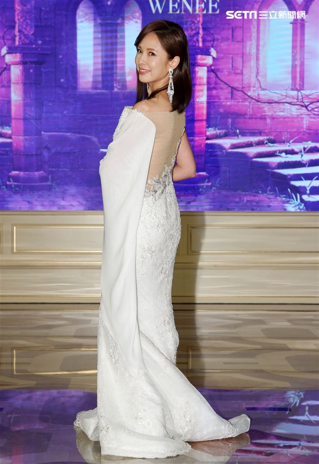 天心性感演繹華麗優雅高定禮服襯托下，盡顯高雅撫妹風情，完美曲線增添時尚亮點。（記者邱榮吉/攝影）