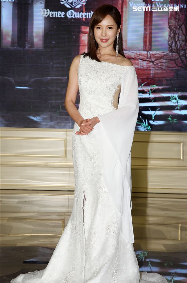 天心性感演繹華麗優雅高定禮服襯托下，盡顯高雅撫妹風情，完美曲線增添時尚亮點。（記者邱榮吉/攝影）