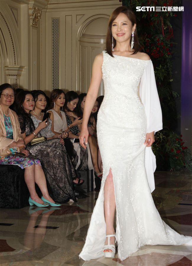 天心性感演繹華麗優雅高定禮服襯托下，盡顯高雅撫妹風情，完美曲線增添時尚亮點。（記者邱榮吉/攝影）