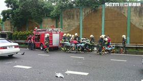 國道三號發生4車連環車禍，起因是前方兩車先擦撞，尾隨車輛減速停車，遭到後方大貨車追撞，其中三人受傷送醫，所幸並無大礙（翻攝畫面）