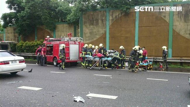 她驟停國道閃車禍　卻遭貨車追撞受困