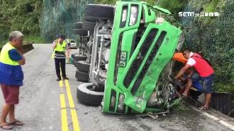 駕駛翻車困路邊　好心人幫撐傘待救援