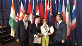 人本自然以「鹼質好喝」獲2017年美國匹茲堡發明展國際組第一名特別獎，董事長吳宥彤(右)與執行董事蔡爾晟(左)開心表示台灣已經多年未獲此大獎