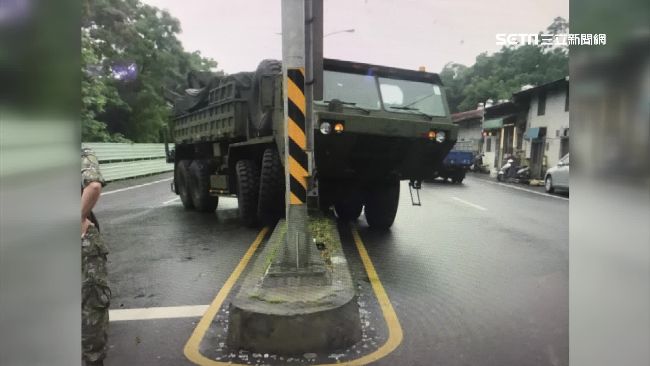 「愛國者飛彈軍卡」爆衝　慘撞分隔島