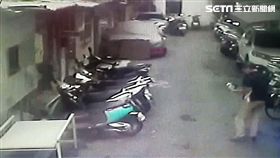 高男與葉女大吵一架，女方將男方物品亂扔一地，事後被路過該處的鄭翁拾起，但他還沒來得及前往派出所時，高男便已報案協尋，鄭翁被警方依侵占遺失物罪函送法辦（翻攝畫面）