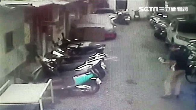 她怒扔男友私物　老翁只拿現金遭送辦