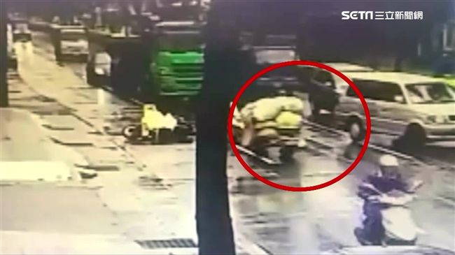 天雨路滑煞不住　騎士撞拾荒婦又自摔