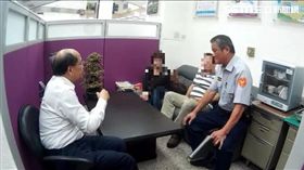 張女帶著90萬元前往台灣銀行匯款，保七駐衛警擔心她遭到詐騙，不斷向她勸說都無動於衷，最後還拜託張女堂哥加入行列，才順利勸她打消念頭（翻攝畫面）