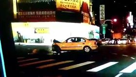 超商,車禍,擦撞,高雄,楠梓,休旅車,闖黃燈