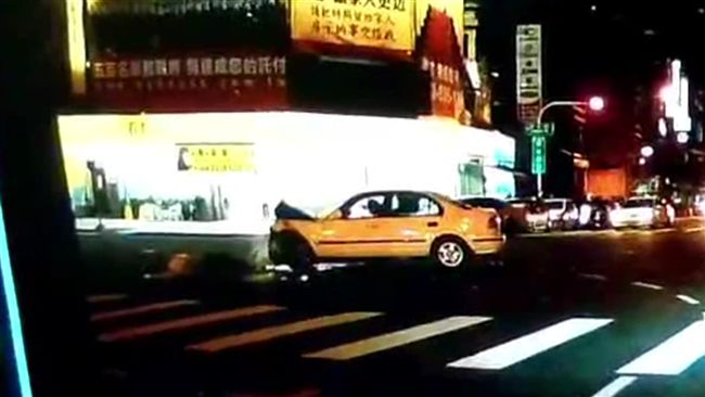 駕駛搶黃燈　兩車直撞超商內！