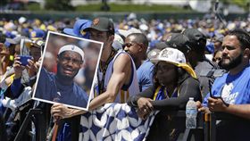 ▲勇士冠軍大遊行，球迷舉著姆斯哭哭的牌子。（圖／美聯社／達志影像）