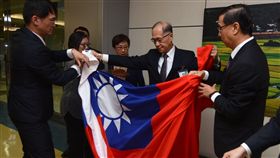 巴拿馬斷交　大使哽咽帶回國旗(2)
駐巴拿馬大使曹立傑(右1)17日返台，帶回在巴國所降下的中華民國國旗，並交給外交部長李大維(右2)。
中央社記者邱俊欽桃園機場攝　　106年6月17日