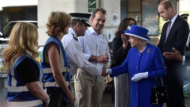 梅伊冷漠勘災被罵翻　英女王出馬滅火