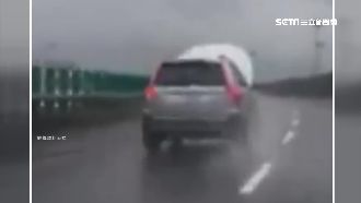 神駕駛！快速道路引擎蓋「全開」狂飆