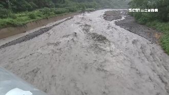 溪暴漲地基掏空　眾人撤退剩她守家園