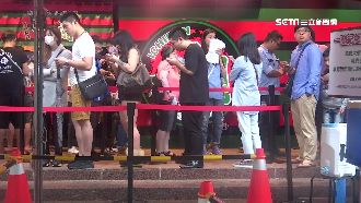 想吃「一蘭」拉麵　饕客不惜冒雨排隊