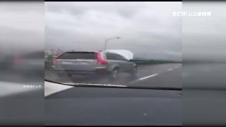 引擎蓋擋視線　他竟照樣急駛快速道路