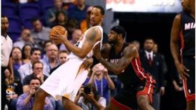 ▲Frye在IG貼出當年他在太陽面對熱火姆斯的低位單打圖片。（圖／取自IG）